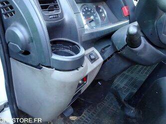 2010-renault-maxity-1461143-47729557