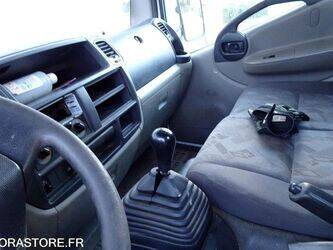 2010-renault-maxity-1461143-47729561