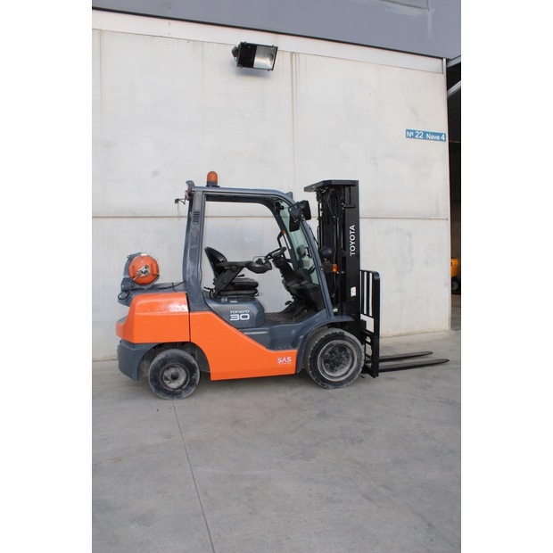 2017 Toyota 02-8FGF30-47747883