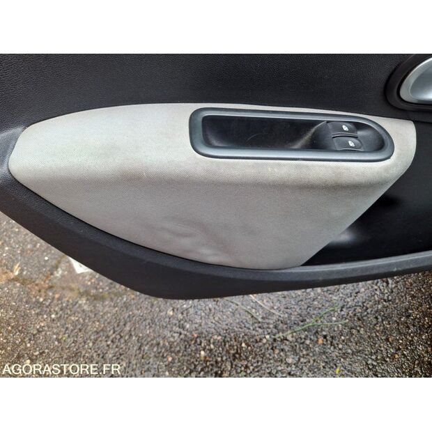 2012 Renault Clio-47777280