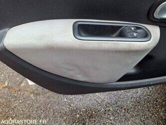2012-renault-clio-1462079-47777280