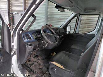 2017-iveco-35c18-47778095