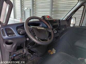 2017-iveco-35c18-47778097