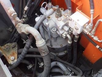 2013-hitachi-zx225usrlc-3-47791125