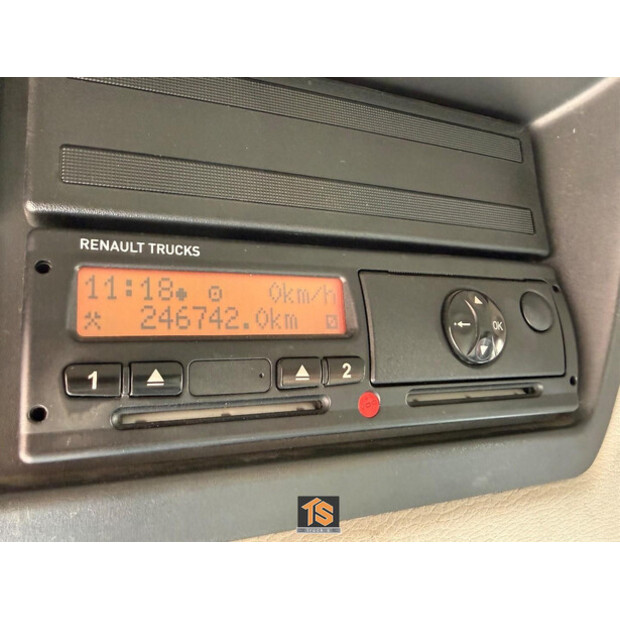 2017 Renault D12-47796142
