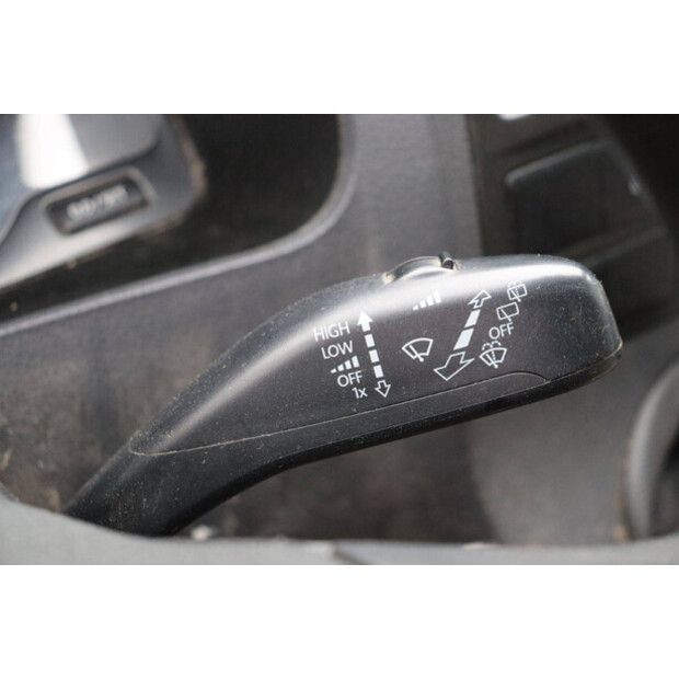 Volkswagen Transporter-47797534