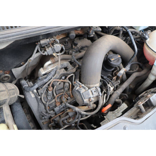 Volkswagen Transporter-47797547