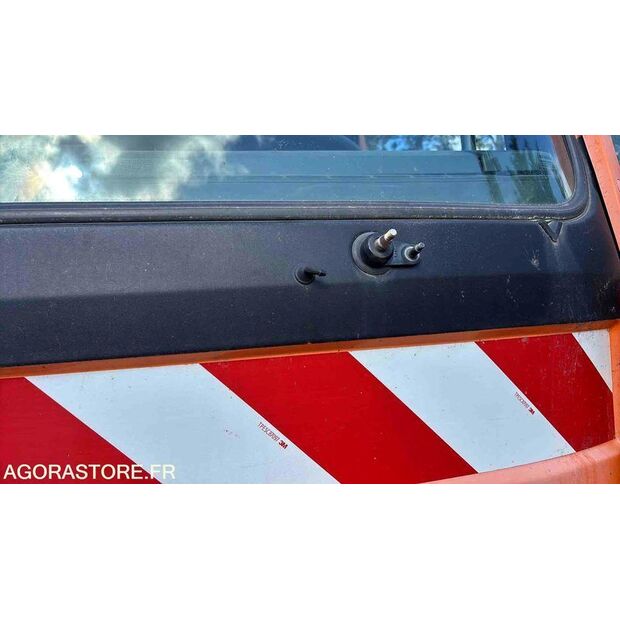 2000 Renault M150-47887952