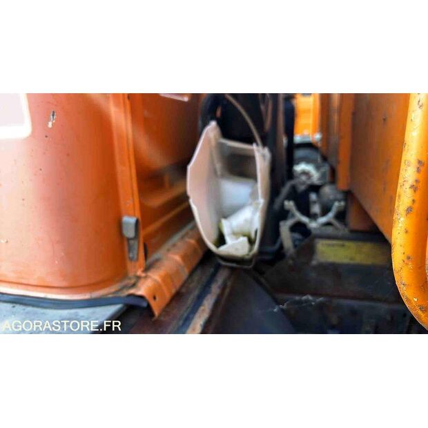 2000 Renault M150-47887966