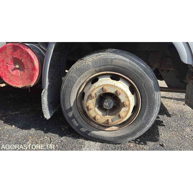 2000 Renault M150-47887969