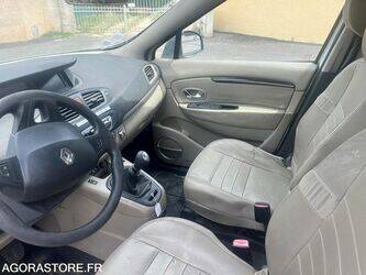 2010-renault-megane-1463552-47888213