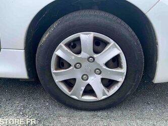2012-peugeot-206-1463615-47890359