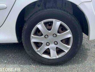 2012-peugeot-206-1463615-47890365