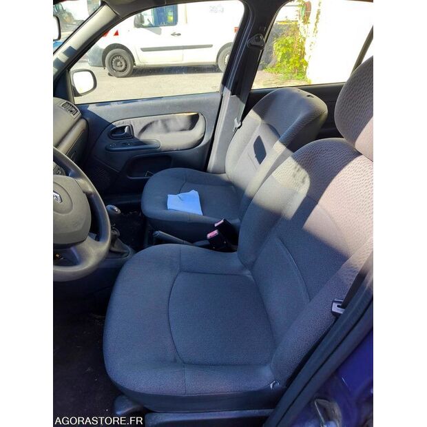 2004 Renault Clio-47912535