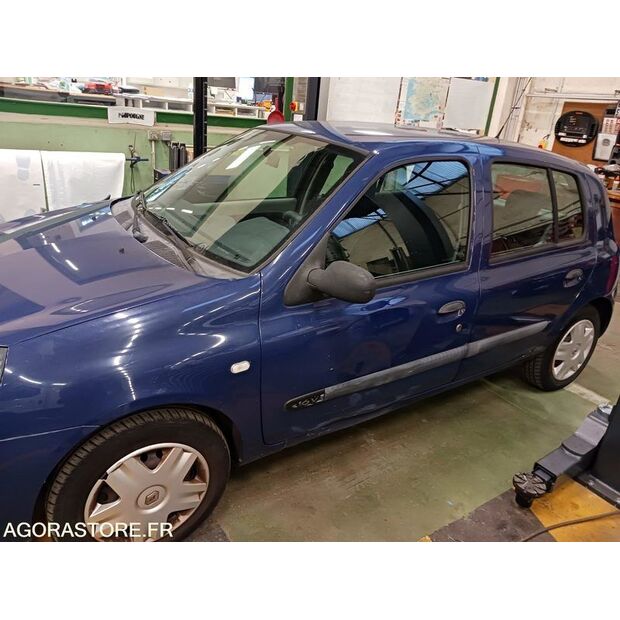 2003 Renault Clio-47913355