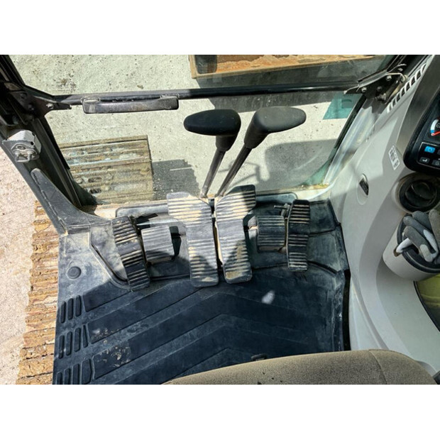 2011 New Holland E215B-47921173