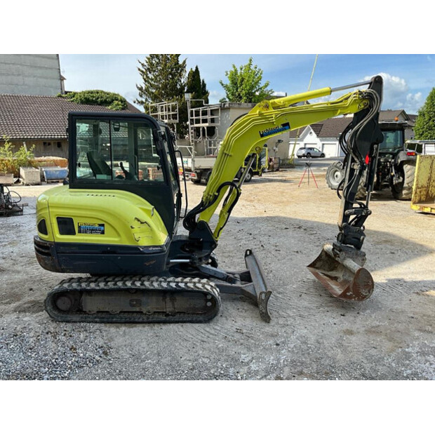 2016 TAKEUCHI TB240-47921210