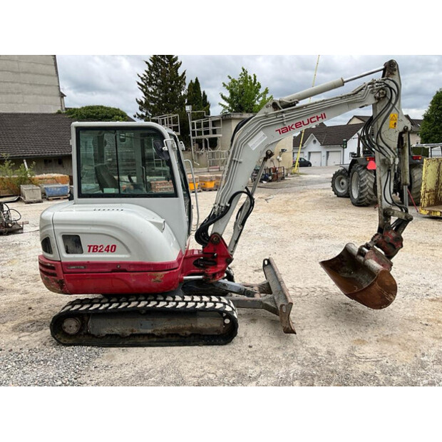 2015 TAKEUCHI TB240-47921252