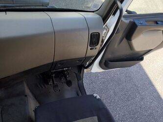 2012-renault-premium-1464597-47953983