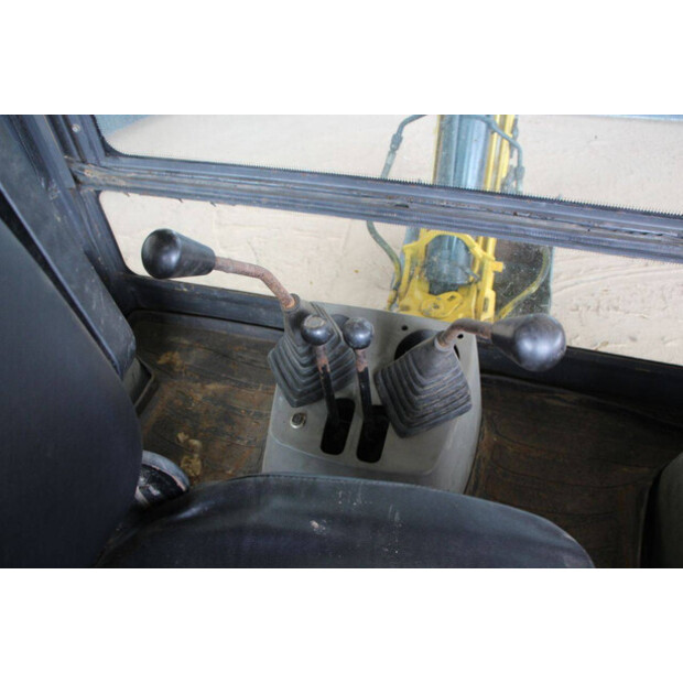 2017 New Holland B80B-SS-47959136