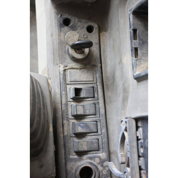 2012 Hyundai R60-7-47959377