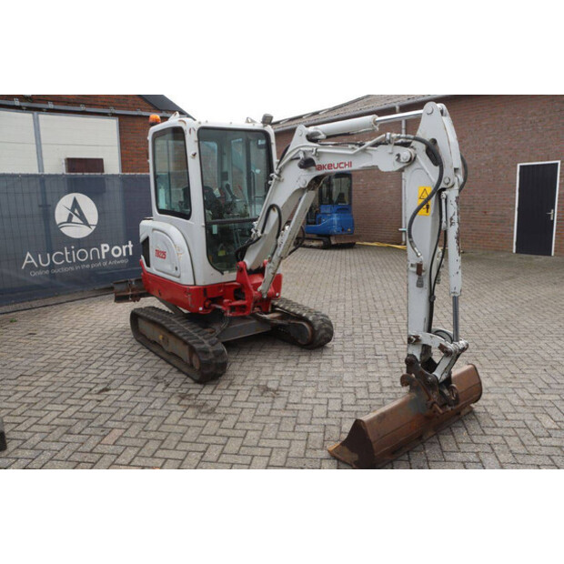 2018 TAKEUCHI TB225-47961353