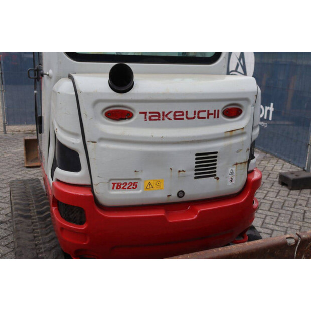 2018 TAKEUCHI TB225-47961368