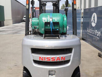 2013-nissan-ebt-p1f2-47963128