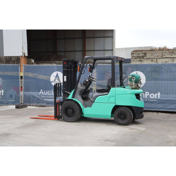 2004 MITSUBISHI FG30T-47963380