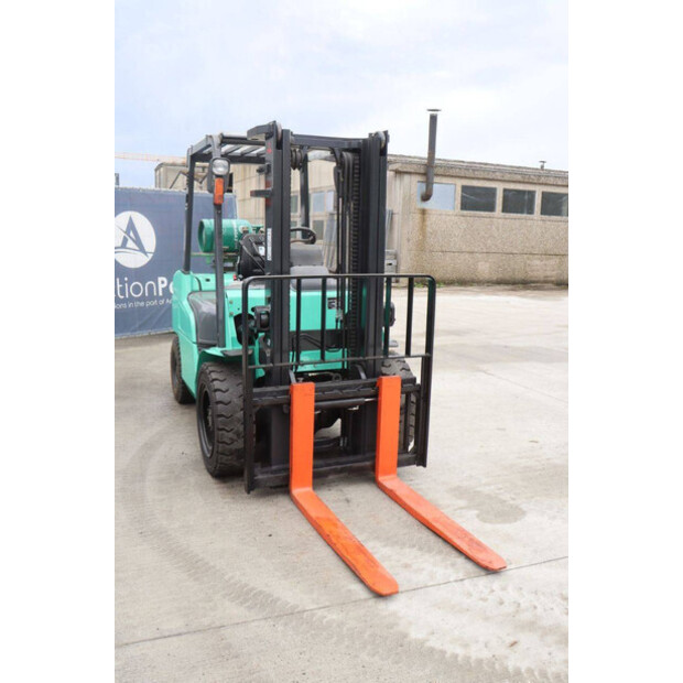 2004 MITSUBISHI FG30T-47963384