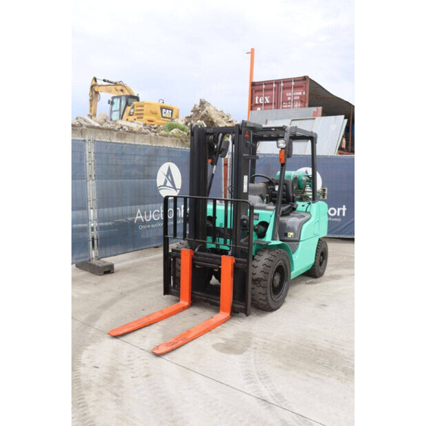 2004 MITSUBISHI FG30T-47963386