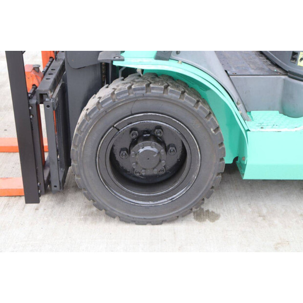 2004 MITSUBISHI FG30T-47963390