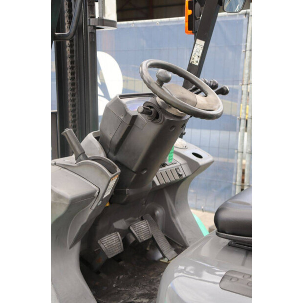 2004 MITSUBISHI FG30T-47963399