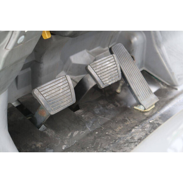 2004 MITSUBISHI FG30T-47963400