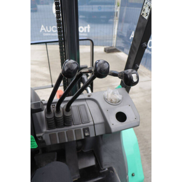 2004 MITSUBISHI FG30T-47963406