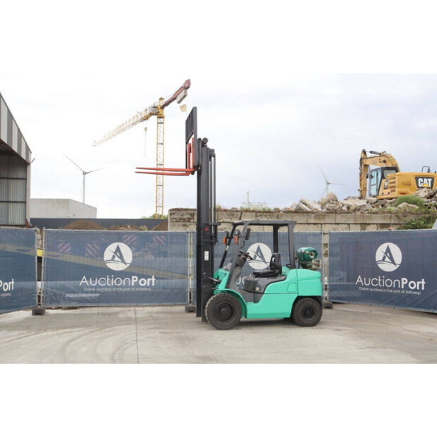 2004 MITSUBISHI FG30T-47963412