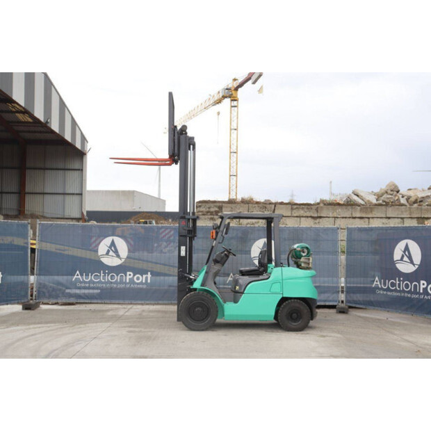 2004 MITSUBISHI FG30T-47963413