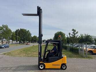 2012-jungheinrich-efg320-1465176-47999497