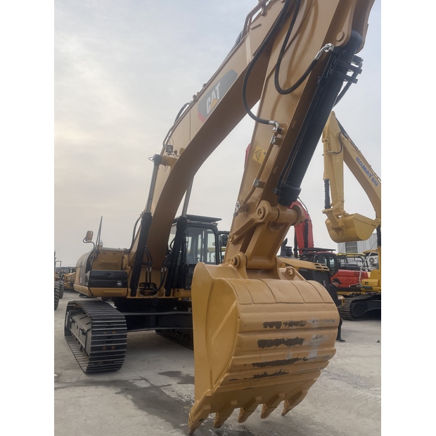 2025 كاتربيلر 330D2L-48029051