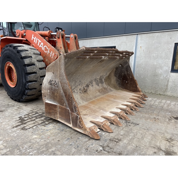 2010 Hitachi ZW370-48036120