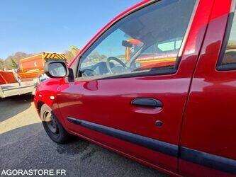 2005-renault-clio-1466086-48052737