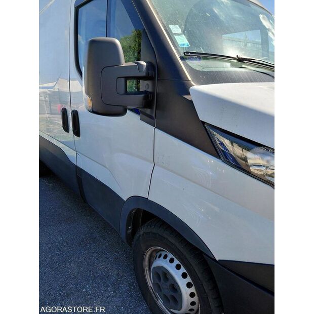 2017 Iveco 35S14N-48052806
