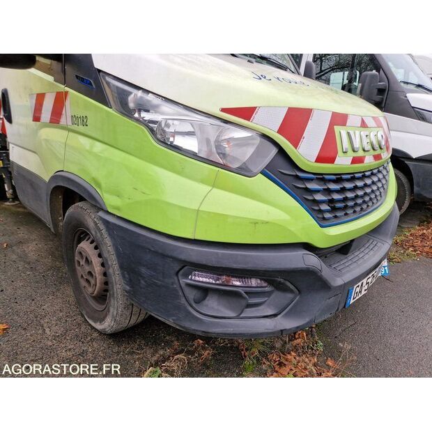 2021 Iveco 35S14N-48053080