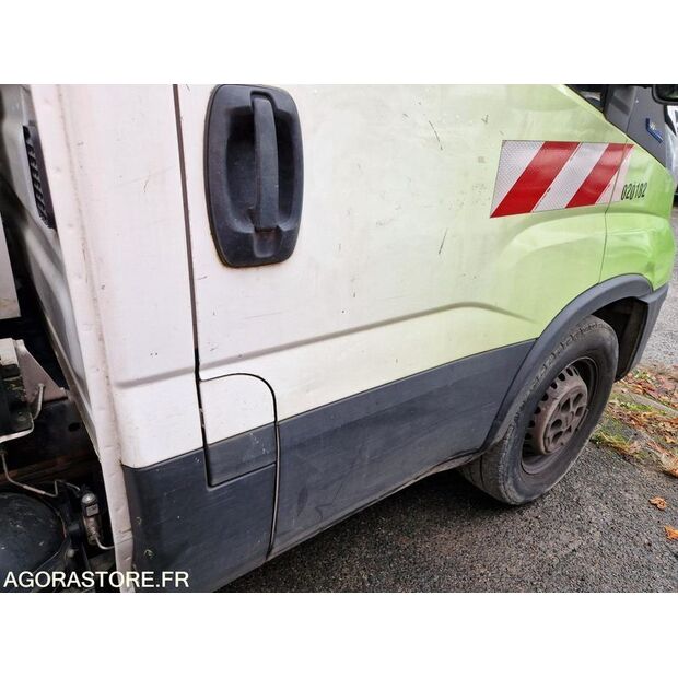 2021 Iveco 35S14N-48053085