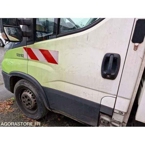 2021 Iveco 35S14N-48053119
