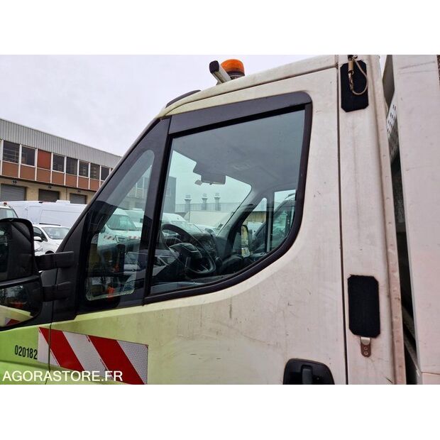 2021 Iveco 35S14N-48053120