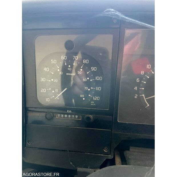 2001 رينو-48053813