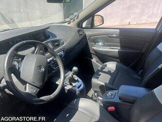2016-renault-megane-1466132-48053968