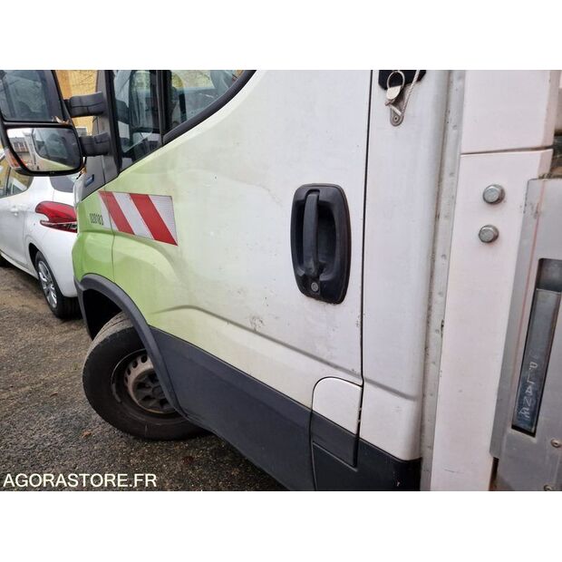 2021 Iveco 35S14N-48054924
