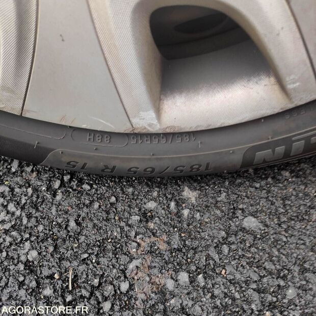 2016 Renault Clio-48080407